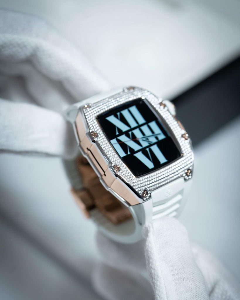 ベゼルに400個以上のスワロフスキークリスタルをセットしたスペシャルエディション「RST44 ICED」が発売。